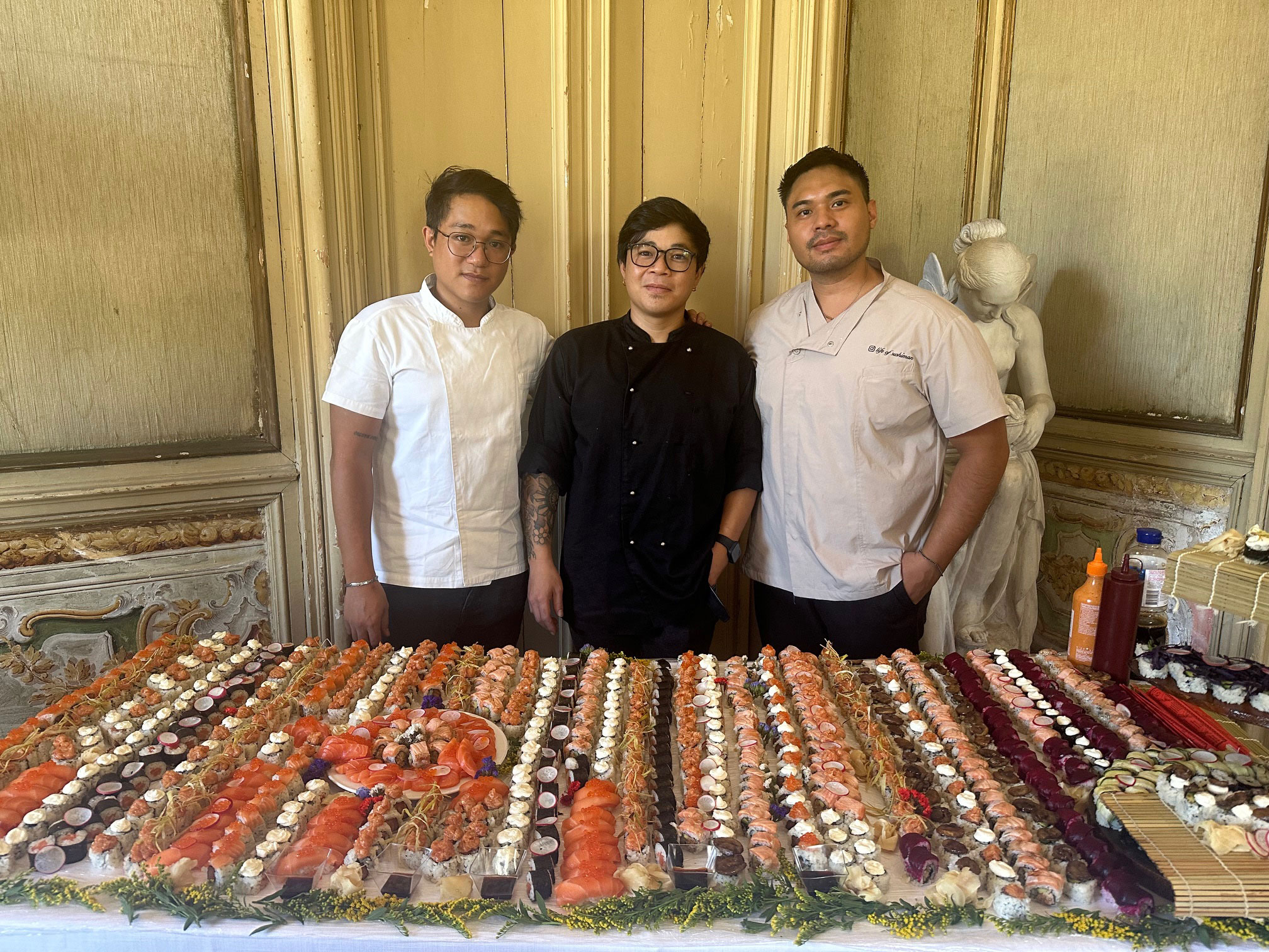 La brigata Karakase con una selezione di sushi durante un evento