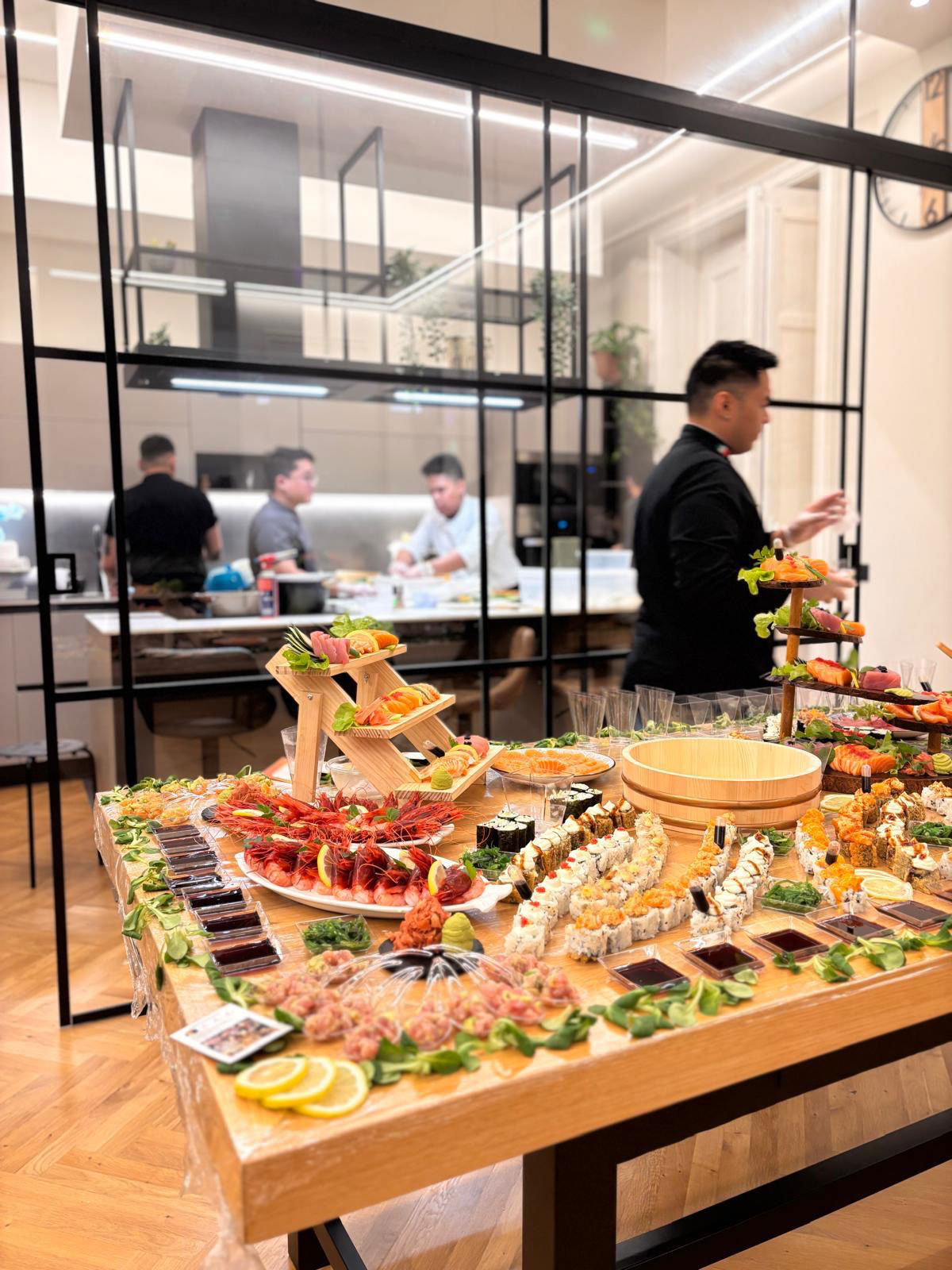 Chef Karakase serve una tavola ricca di sushi per un evento
